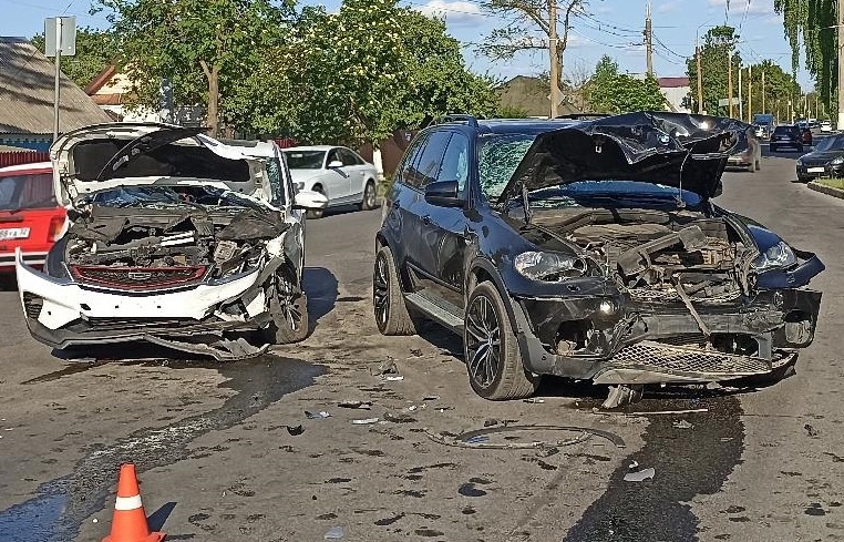 «Джили» и БМВ Х5 в Брянске разбиты в хлам, но водители отделались легкими травмами