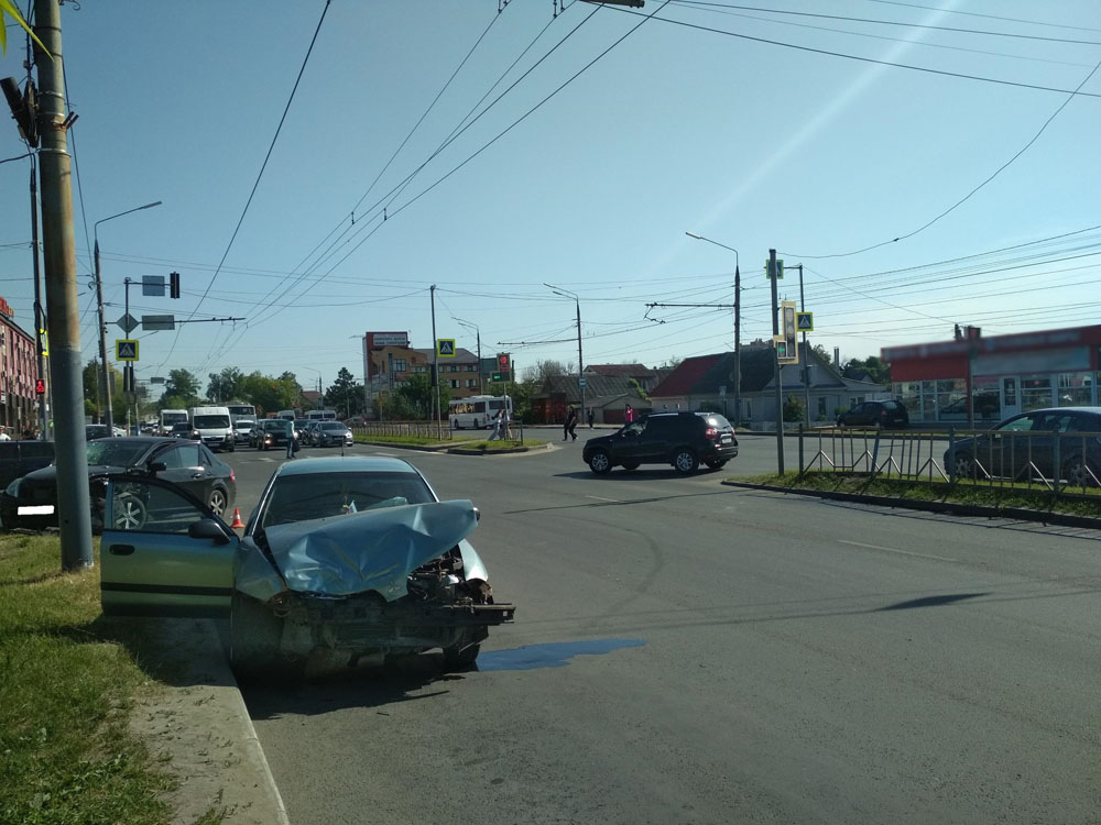 Водитель начал разворот на запрещающий сигнал светофора и устроил ДТП в Брянске