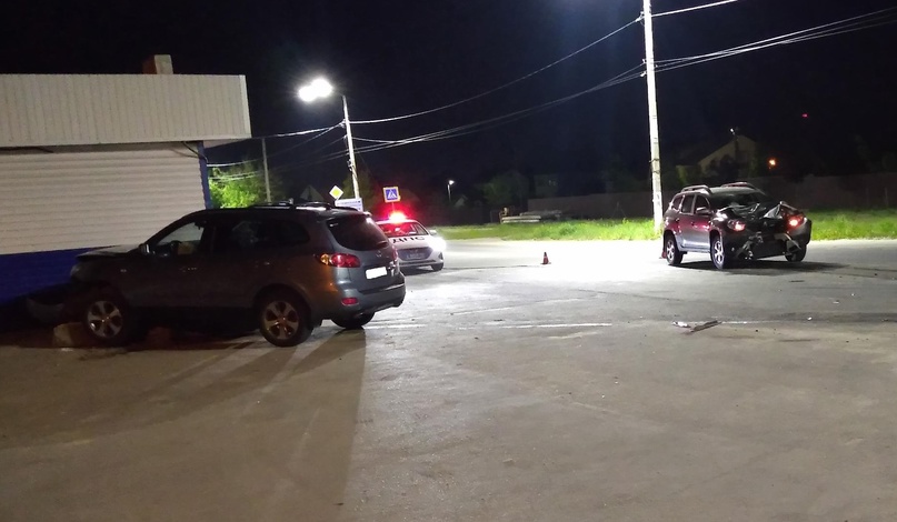 В Брянске пьяный водитель на Hyundai снес со встречки Renault и влетел в бетонный блок
