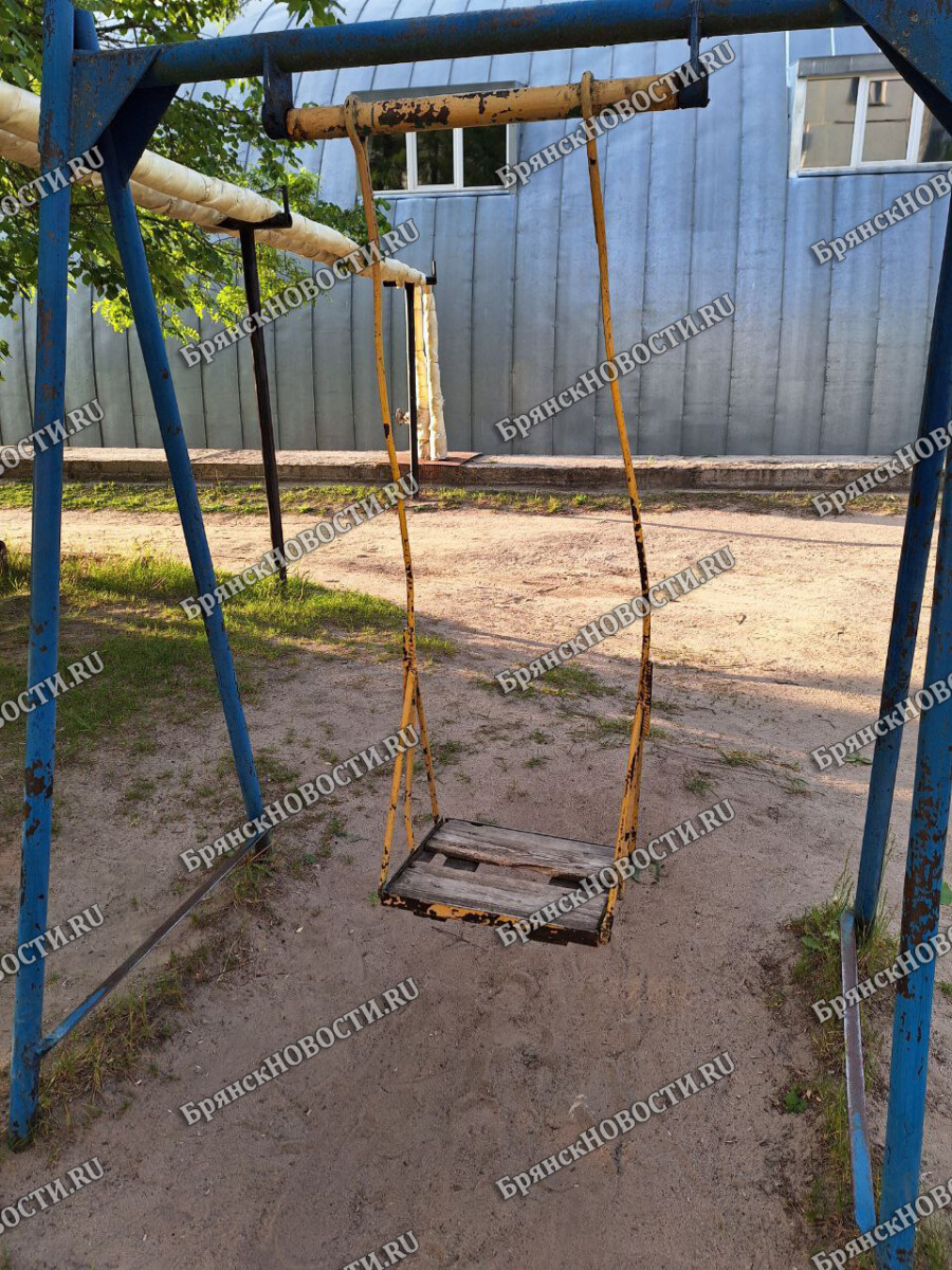 В Новозыбкове показали детскую площадку с кривыми ржавыми качелями