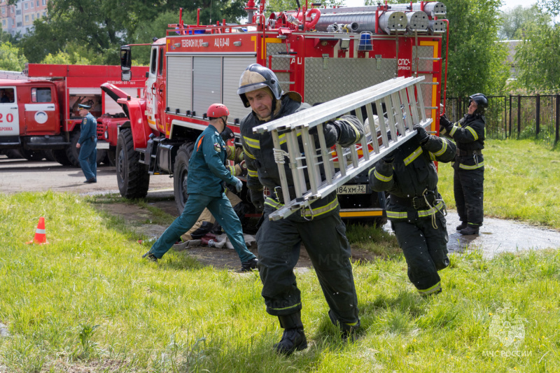 В Брянске профессионалы сразились на пожарных автоцистернах
