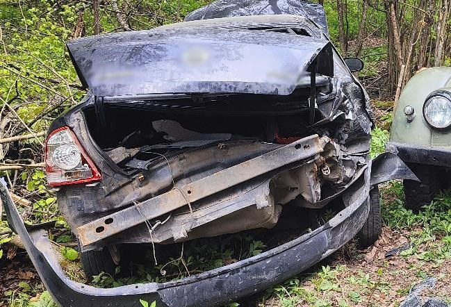 У партизанской стоянки Виноградова в Брянском районе автомобиль влетел в припаркованные машины и прохожих на обочине