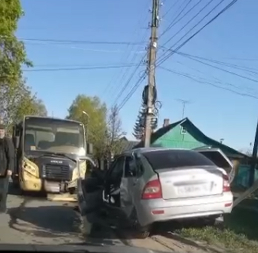 Две женщины пострадали в результате столкновения рейсового автобуса и «Лады» в Клинцах
