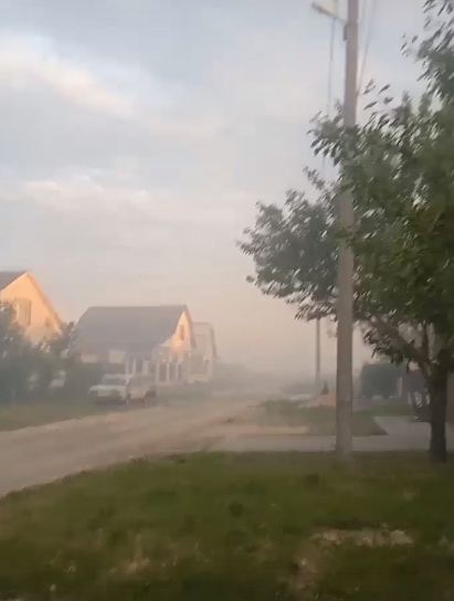 Поселок Климово накрыло едким смогом от горящей свалки