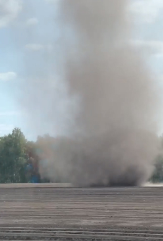 «Торнадо в Госоме» – житель Брянской области снял на видео пылевой вихрь