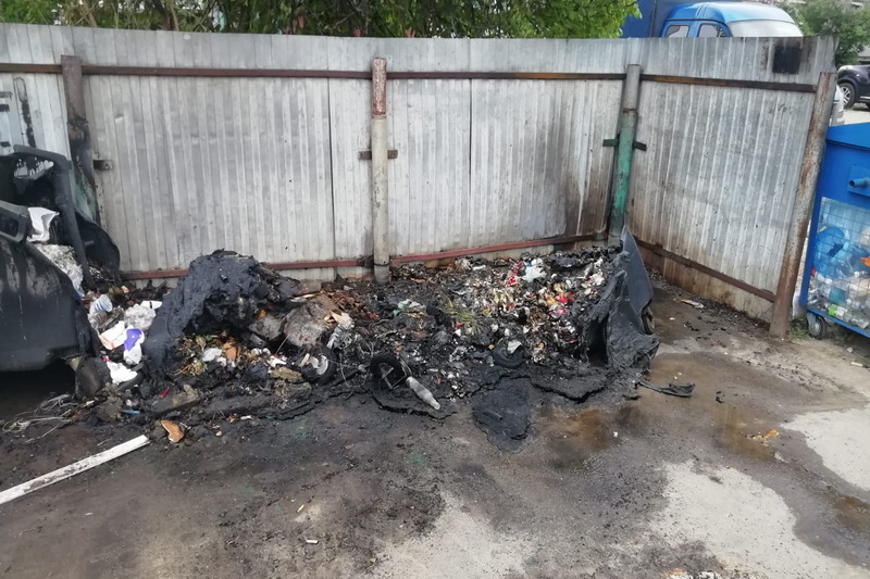 Контейнеры сгорели, мусор остался – ЧП на площадке ТКО в Сельцо