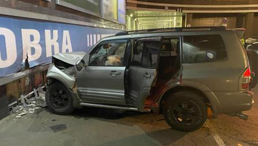 В ГИБДД Брянска посчитали размер штрафов для женщины, разбившей машину о торговый центр