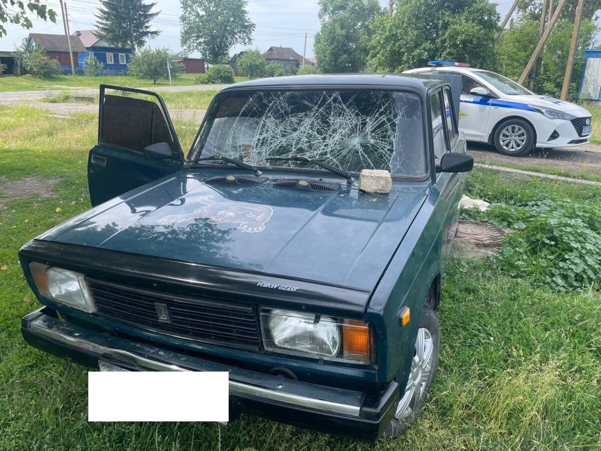 При задержании в Брянской области водитель без прав от злости разбил стекло автомобиля