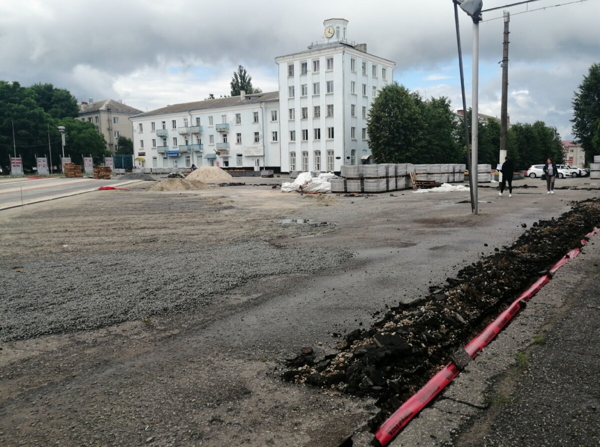 В Новозыбкове назвали три причины остановки работ на центральной площади •  БрянскНОВОСТИ.RU