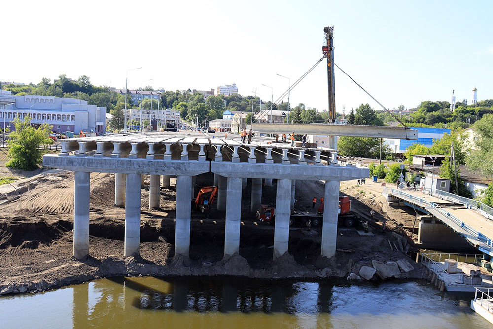 Только два пролета разделяют обе половины строящегося Славянского моста в Брянске