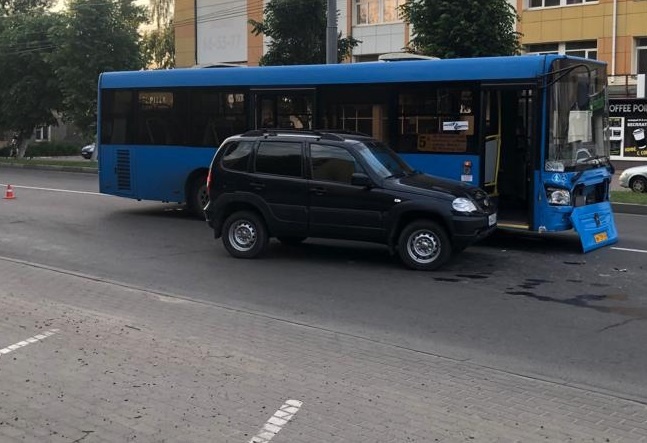 Пассажирка синего автобуса получила открытую черепно-мозговую травму в аварии на улице Красноармейской в Брянске