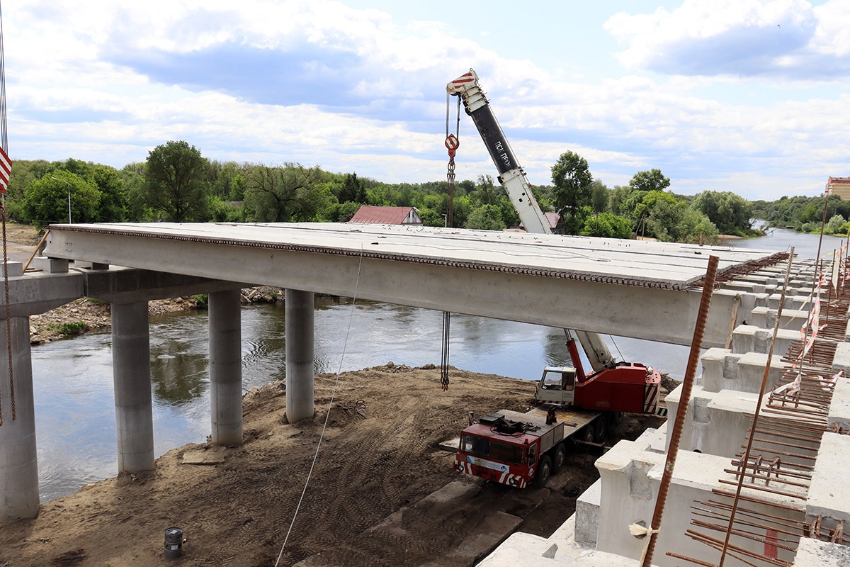 На строительстве Славянского моста в Брянске приблизились к возведению последней опоры