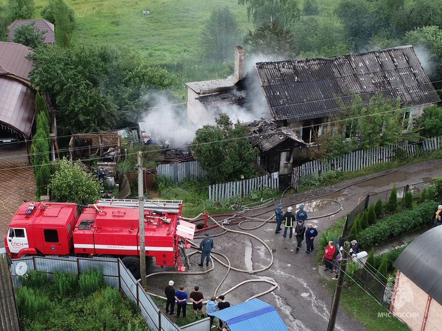 Огнеборцы Брянска эвакуировали из горящего дома в Бордовичах одного человека