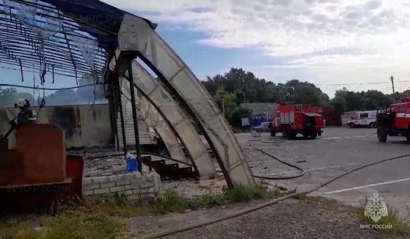 В Почепском районе сгорел торговый объект