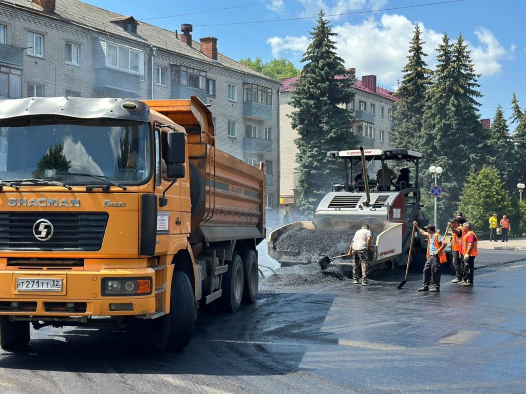 Капремонт улицы Красных Партизан в Брянске уперся в припаркованные авто •  БрянскНОВОСТИ.RU