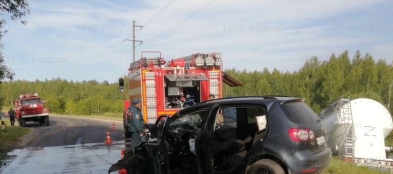 На автомобильной дороге Брянск – Жуковка столкнулись грузовик и легковой автомобиль