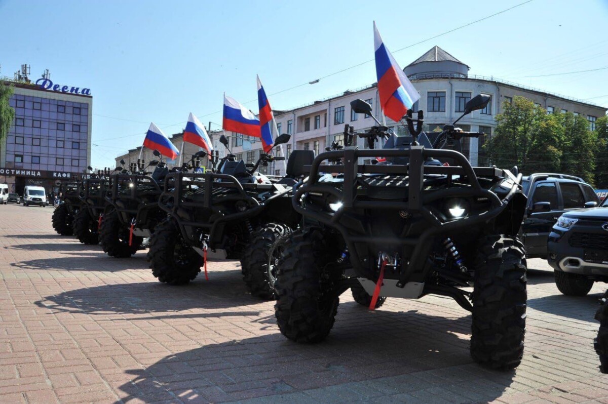 В Брянске торжественно вручили технику военным подразделениям