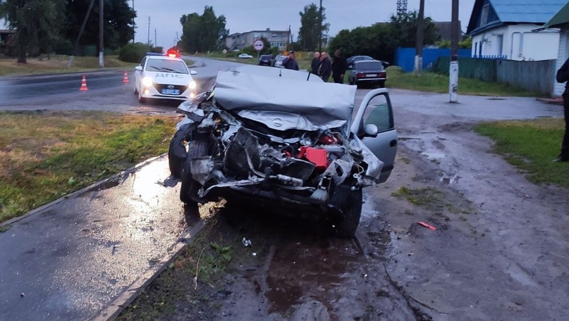 В поселке Локоть водитель «Ниссана» не вошел в поворот и врезался в Камаз