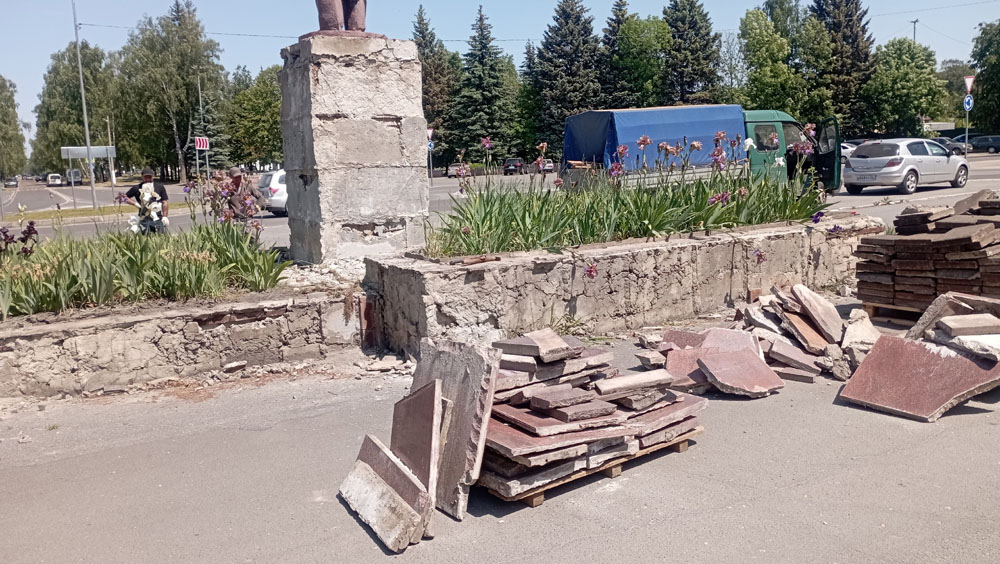 В поселке Локоть приступили к реставрации постамента памятника Ленину