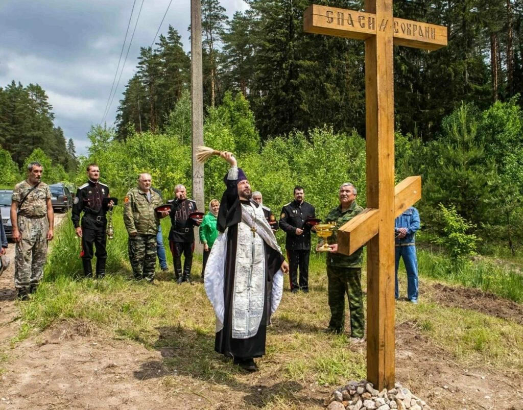 У дороги Дятьково — Псурь в Брянской области освятили Поклонный крест