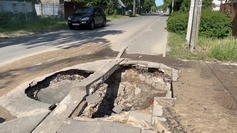 Из-за коммунальной аварии на улице Богдана Хмельницкого в Брянске произошел обвал грунта