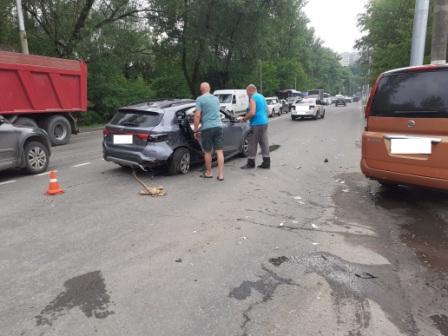 Три автомобиля столкнулись на Калинина в Брянске