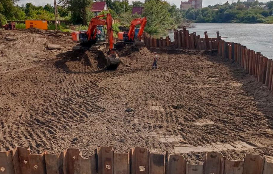 В Брянске на Славянском мосту установили шпунтовое ограждение