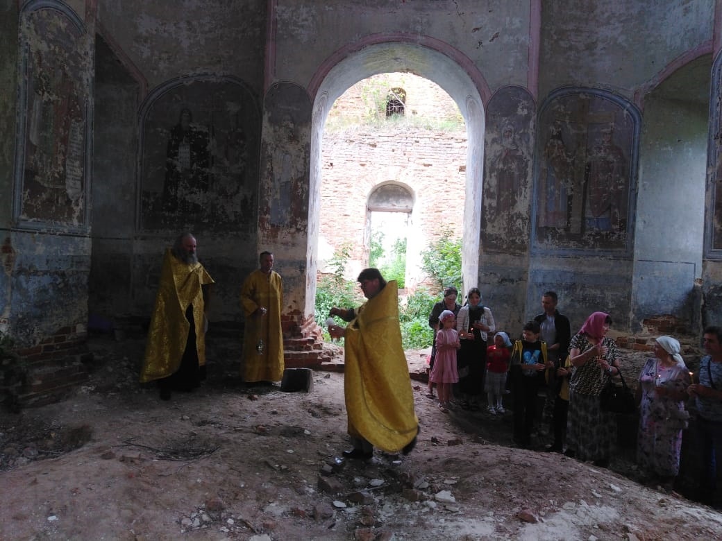 Полуразрушенный храм в селе Тишино Брянской области наполнили молитвенные песнопения