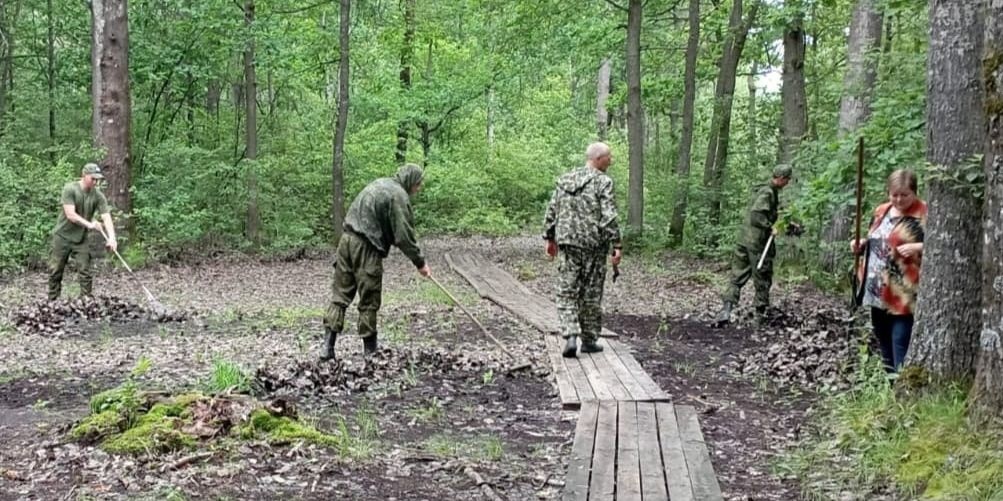 Общественники и военнослужащие привели в порядок обелиск в уничтоженном фашистами поселке Парасочки Климовского района