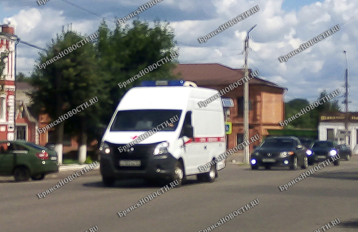 На «скорой» в больницу Новозыбкова доставили мужчину с переломами