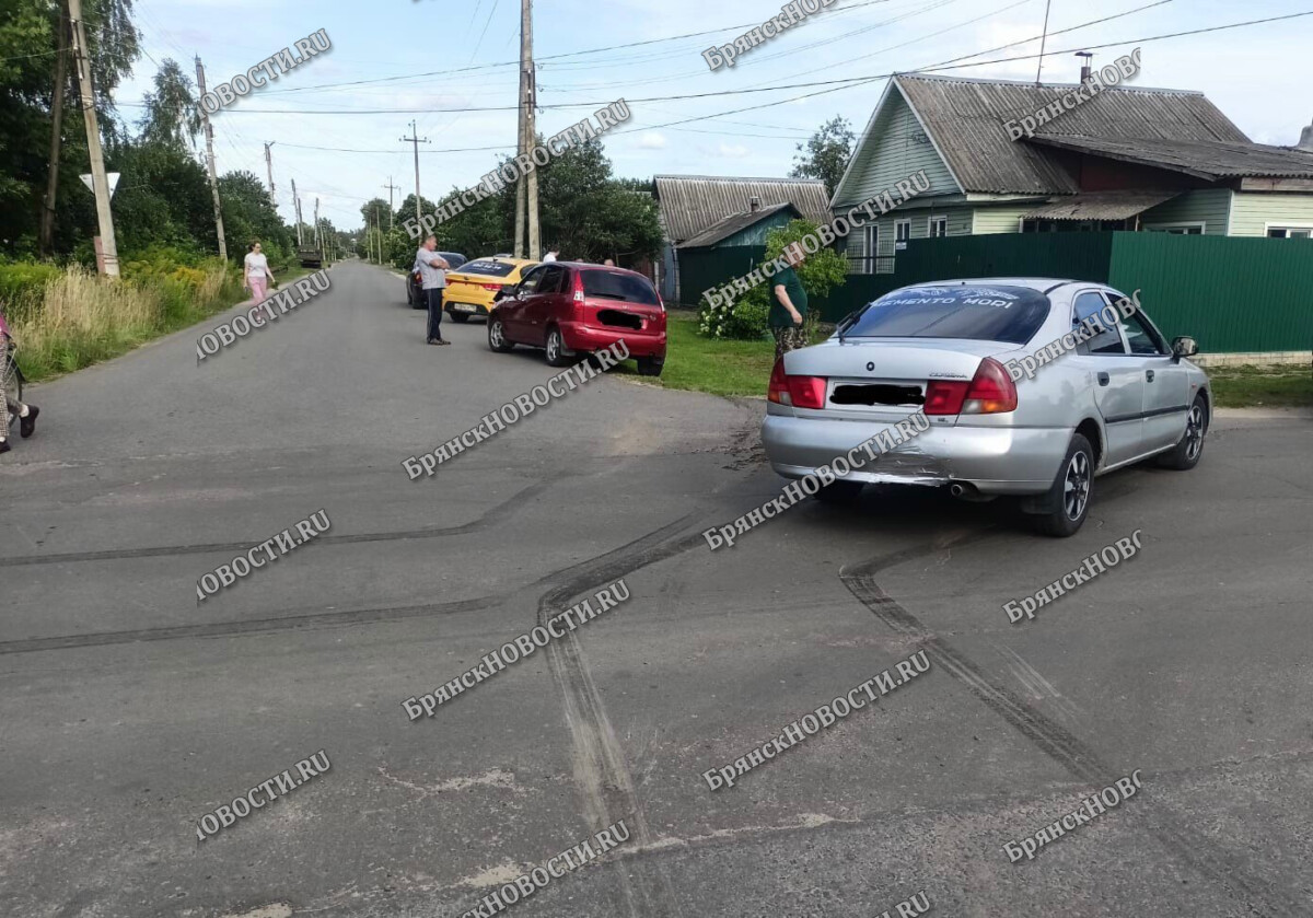 На улице Володарского в Новозыбкове не разъехались Митсубиси и ВАЗ •  БрянскНОВОСТИ.RU