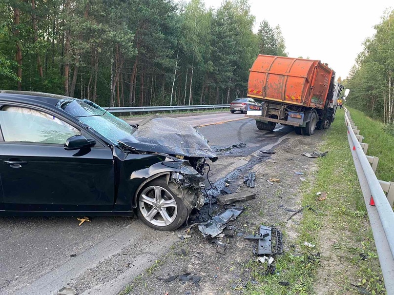 Двое пострадали в результате столкновения мусоровоза и «Ауди» на смоленской трассе в Брянской области