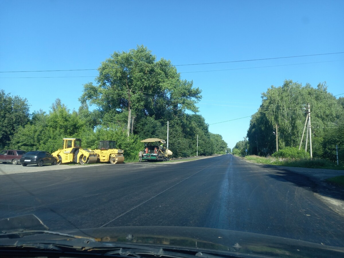 Проблемную дорогу в районе Совхоза в Новозыбкове закатывают в асфальт