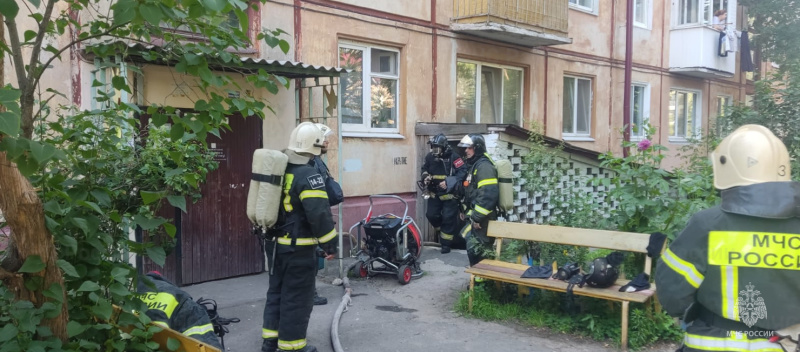 Пожар в подвале многоквартирного жилого дома в Брянске