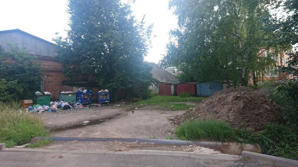 В Клинцах из-за ремонта больше месяца не вывозят мусор