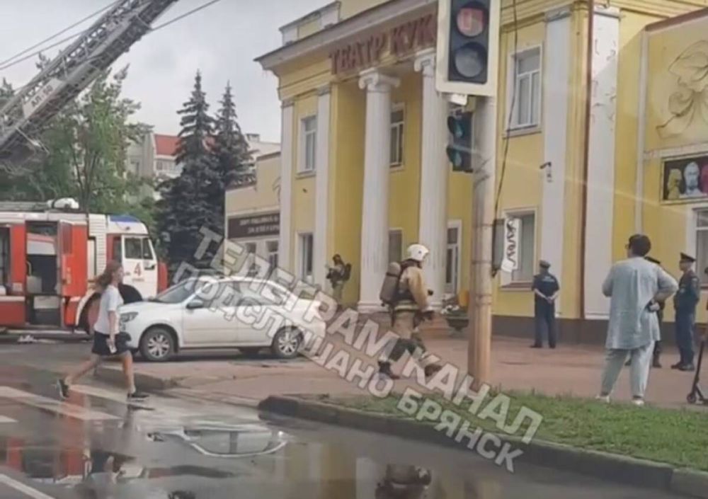 МЧС в Брянске начало учения у здания театра и напугало брянцев