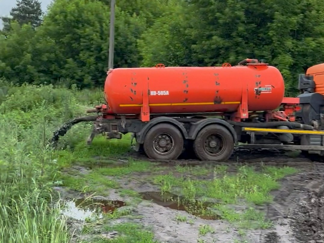 Муниципальное предприятие в Жирятино Брянской области сливало канализацию в поля