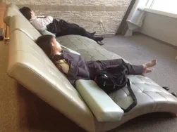 В Брянске две девушки похитили диван из комнаты в общежитии