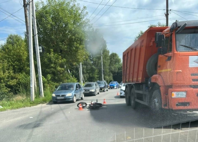 Водитель питбайка в Брянске влетел в КАМАЗ