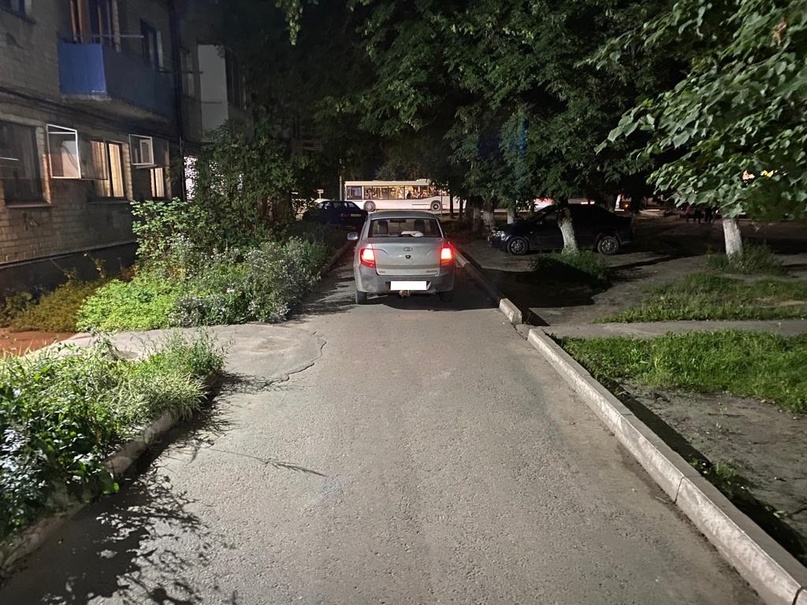 В Брянске во дворе дома под автомобиль попала 75-летняя женщина