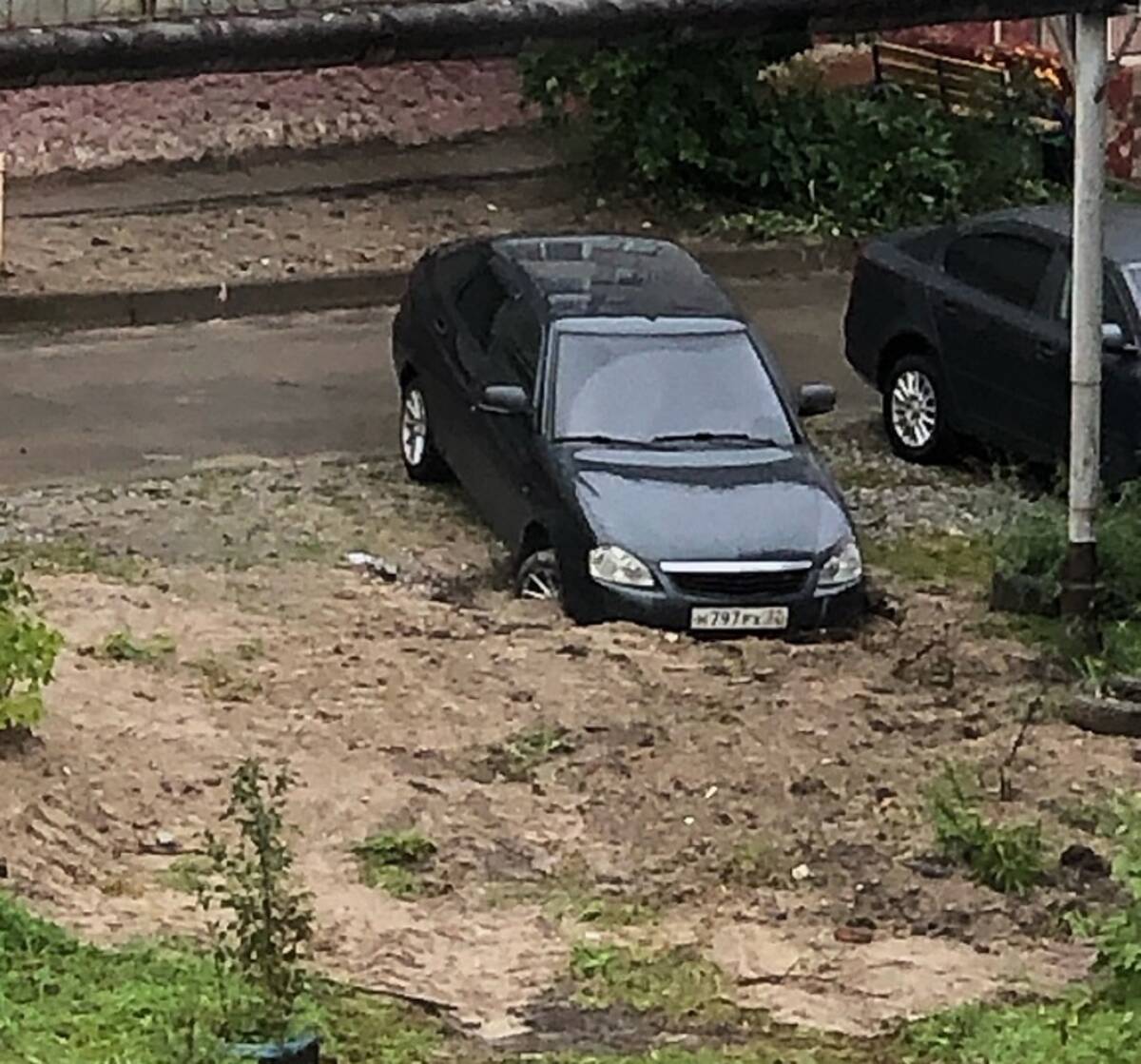 В Дятьково провалился припаркованный на газоне автомобиль