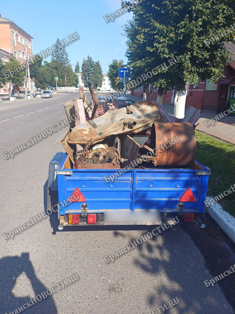 Автомобиль с прицепом, заполненным, ломом, остановили в Новозыбкове