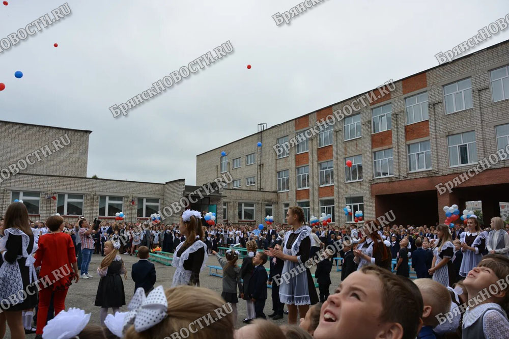 Имя первой учительницы большинство помнит всю жизнь