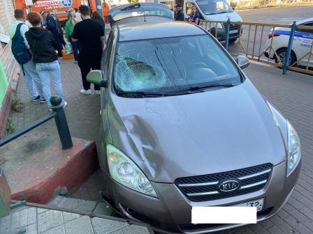 За рулем сбившего троих на тротуаре в Брянске был 26-летний водитель