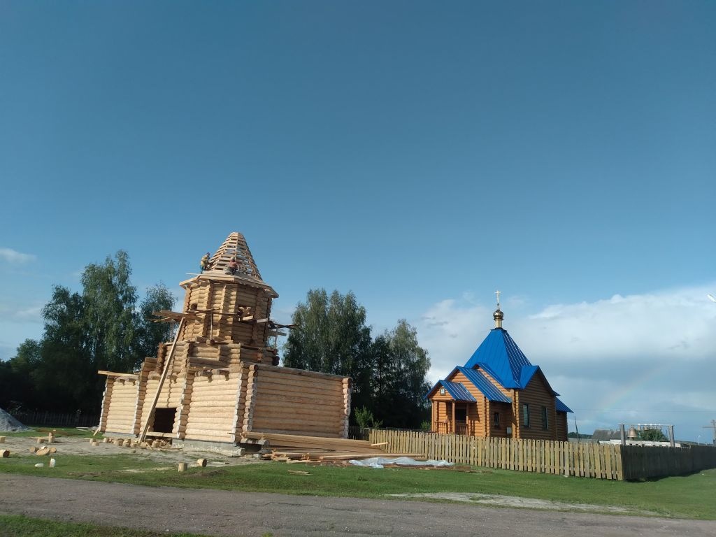 В селе под Навлей по старинным техникам создают храм и колокольню