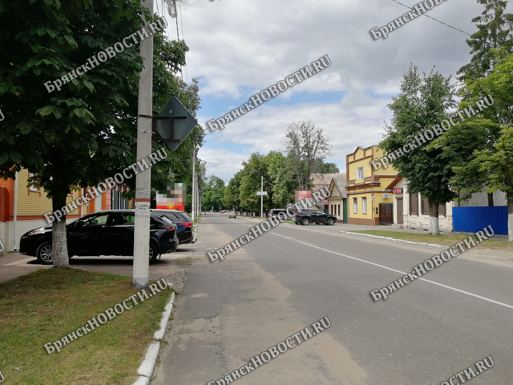 В Новозыбкове Брянской области водитель иномарки задел коляску с ребенком