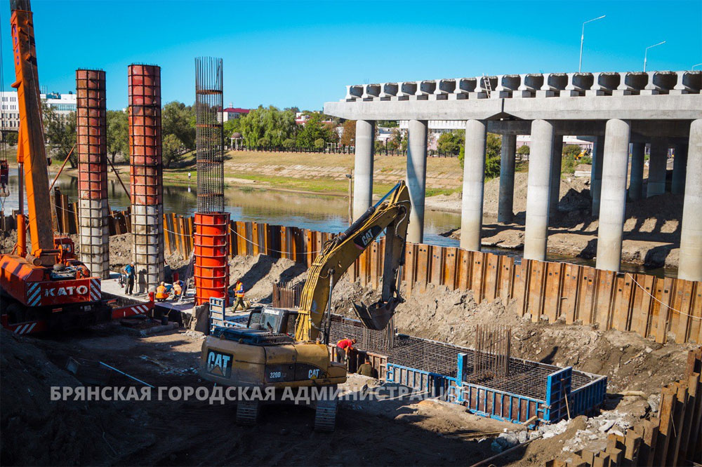 Строители Славянского моста в Брянске заливают бетон для последней русловой опоры