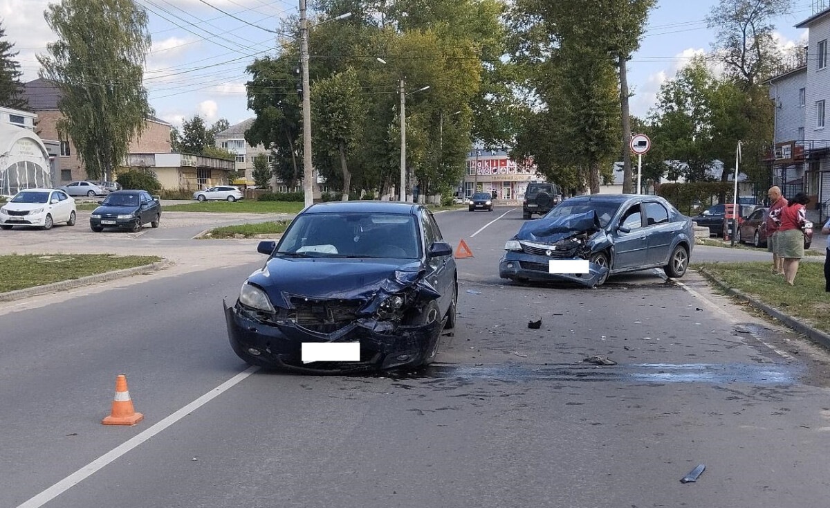 Водитель иномарки в Дятьково покалечила двух пассажирок и разбила два автомобиля