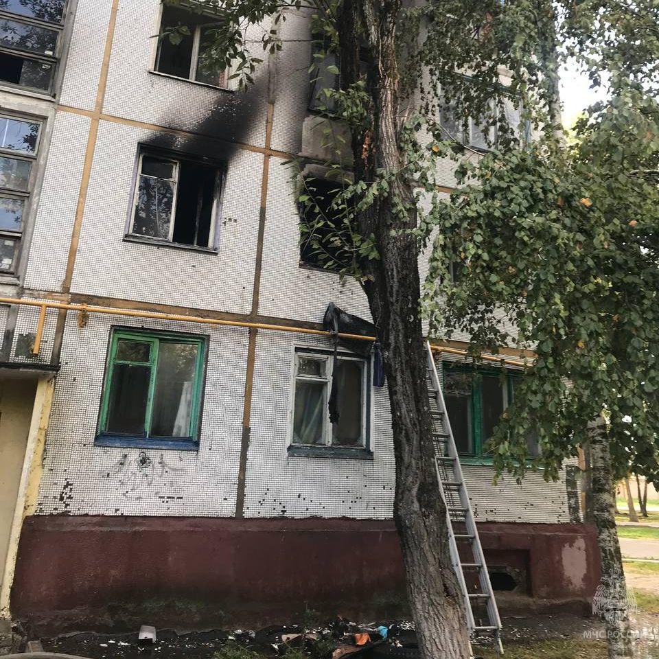 В Брянске сгорела квартира в многоэтажке, спасено 19 человек