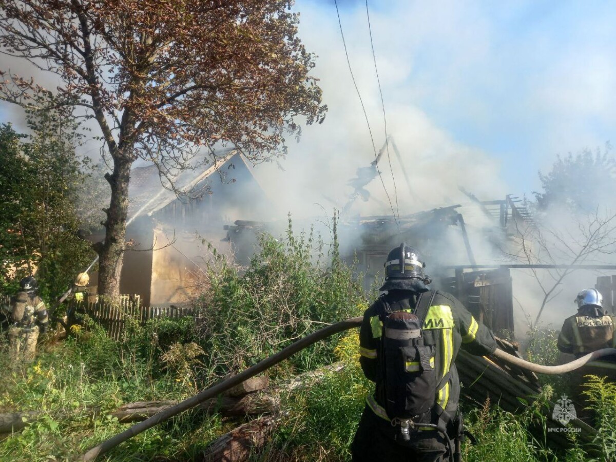 Частный жилой дом сгорел в Брянске